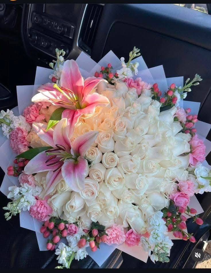 100 rosas + lirios 
